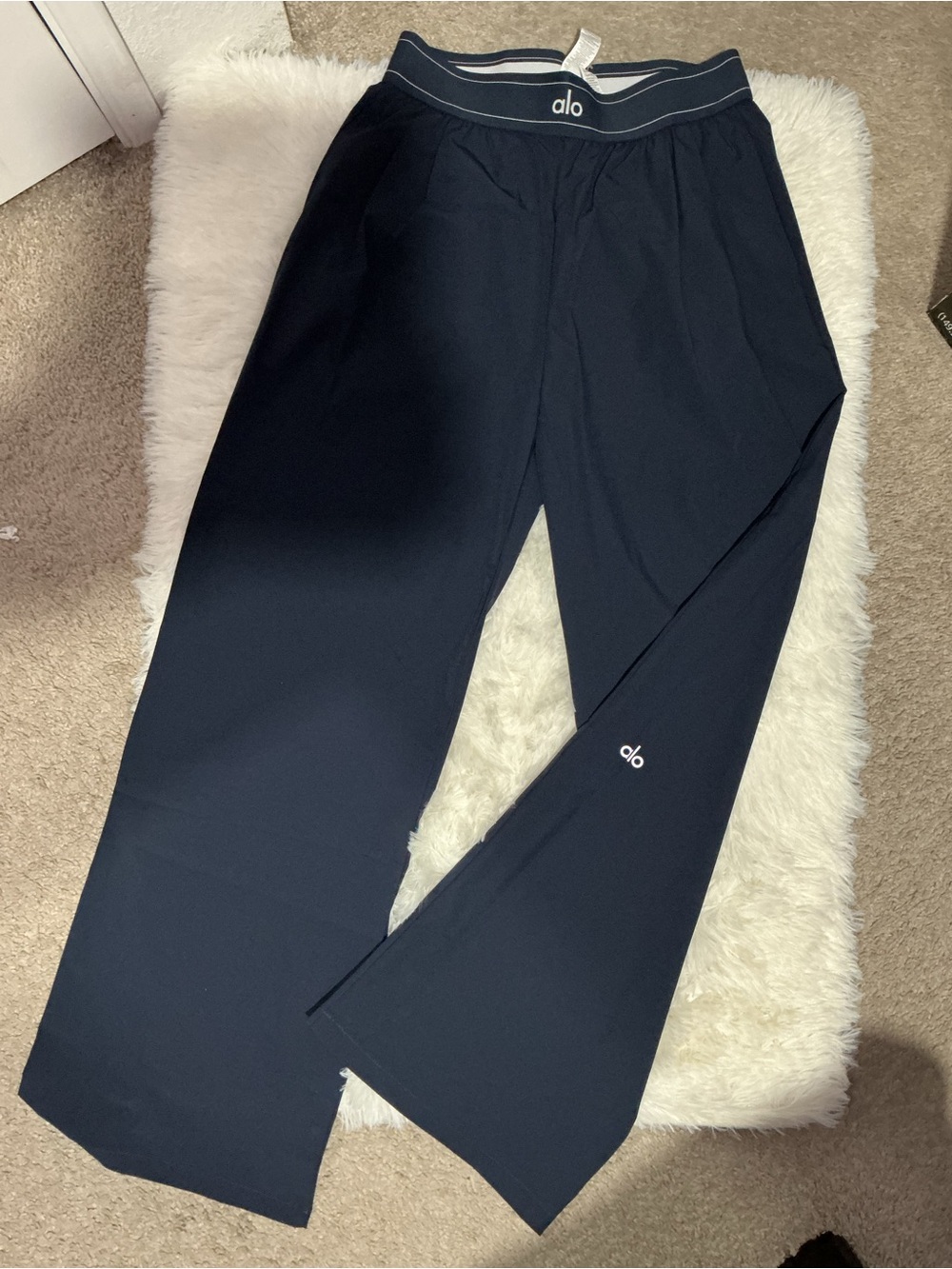 ALO Yoga Woman’s Navy blue trousers